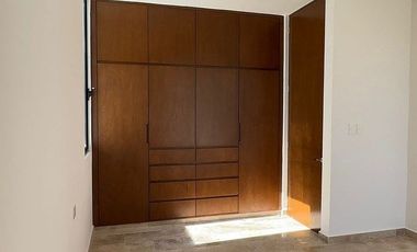 Casa con diseño diferente, bien equipada dentro de privada en Conkal