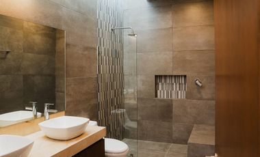Casa con diseño diferente, bien equipada dentro de privada en Conkal