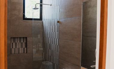 Casa con diseño diferente, bien equipada dentro de privada en Conkal