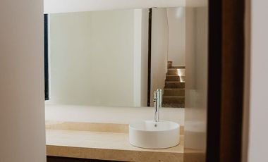 Casa con diseño diferente, bien equipada dentro de privada en Conkal