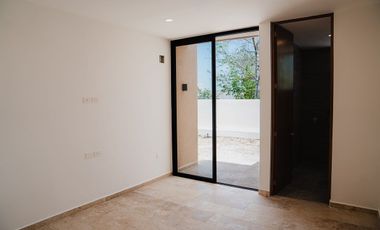 Casa con diseño diferente, bien equipada dentro de privada en Conkal
