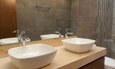 Casa con diseño diferente, bien equipada dentro de privada en Conkal