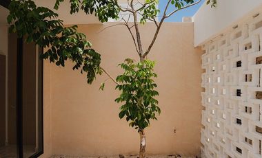 Casa con diseño diferente, bien equipada dentro de privada en Conkal