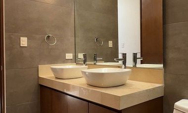 Casa con diseño diferente, bien equipada dentro de privada en Conkal