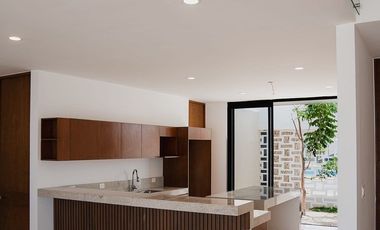 Casa con diseño diferente, bien equipada dentro de privada en Conkal