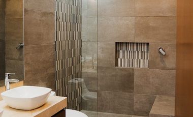 Casa con diseño diferente, bien equipada dentro de privada en Conkal