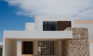 Casa con diseño diferente, bien equipada dentro de privada en Conkal
