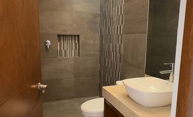 Casa con diseño diferente, bien equipada dentro de privada en Conkal