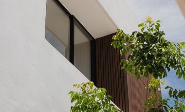 Casa con diseño diferente, bien equipada dentro de privada en Conkal