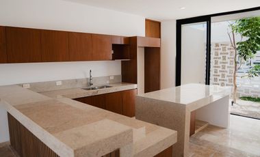 Casa con diseño diferente, bien equipada dentro de privada en Conkal