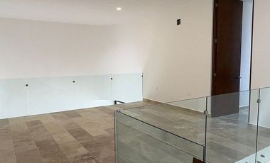 Casa con diseño diferente, bien equipada dentro de privada en Conkal
