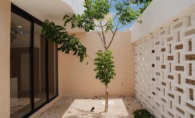 Casa con diseño diferente, bien equipada dentro de privada en Conkal