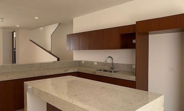 Casa con diseño diferente, bien equipada dentro de privada en Conkal