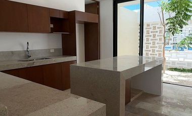 Casa con diseño diferente, bien equipada dentro de privada en Conkal