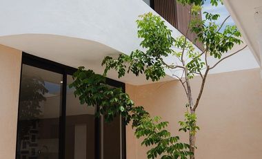 Casa con diseño diferente, bien equipada dentro de privada en Conkal
