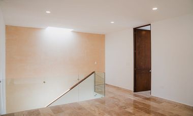 Casa con diseño diferente, bien equipada dentro de privada en Conkal