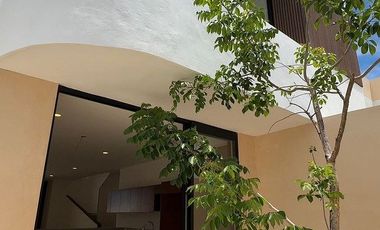 Casa con diseño diferente, bien equipada dentro de privada en Conkal
