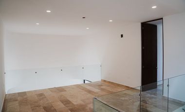 Casa con diseño diferente, bien equipada dentro de privada en Conkal