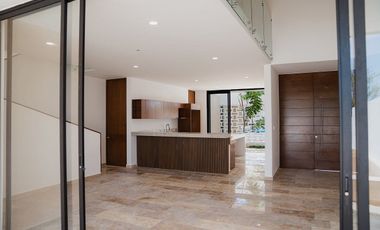 Casa con diseño diferente, bien equipada dentro de privada en Conkal