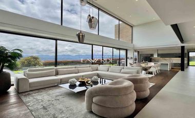 Casa de lujo en Yerbabuena con lote de 2.022 m² y terraza panorámica