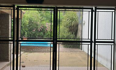 Casa de tres dormitorios, parque y pileta. 33 e/ 33 y 34