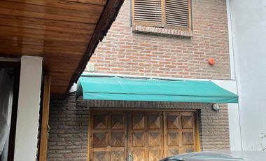 Casa de tres dormitorios, parque y pileta. 33 e/ 33 y 34