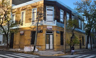Daniel Cerri al 1100. Local en esquina.