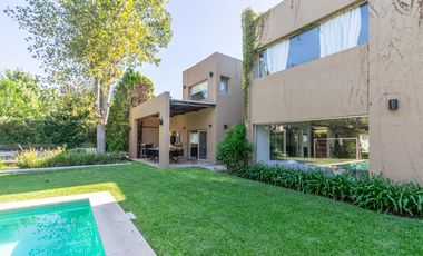 Venta Casa Haras del Pilar La Pradera 6 amb, 4 dor, 3 baños, toilette, 2 cocheras, pileta. Excelente