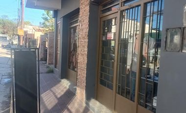Local en alquiler en pleno centro de Rio Ceballos. Sup 12 m2 , con frente vidriado a la calle.