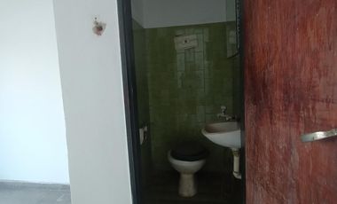 Local en alquiler en pleno centro de Rio Ceballos. Sup 12 m2 , con frente vidriado a la calle.