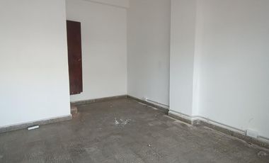 Local en alquiler en pleno centro de Rio Ceballos. Sup 12 m2 , con frente vidriado a la calle.