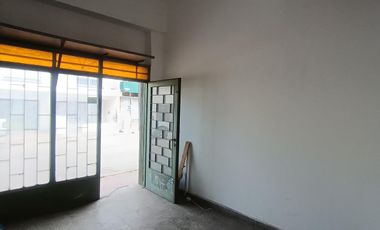 Local en alquiler en pleno centro de Rio Ceballos. Sup 12 m2 , con frente vidriado a la calle.
