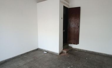Local en alquiler en pleno centro de Rio Ceballos. Sup 12 m2 , con frente vidriado a la calle.