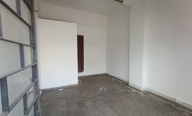 Local en alquiler en pleno centro de Rio Ceballos. Sup 12 m2 , con frente vidriado a la calle.
