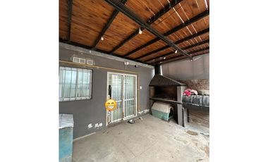 Duplex dos hab, dos baños con gas natural, cochera, patio