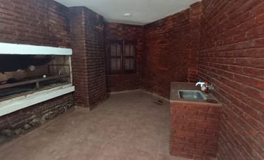 SE ALQUILA CASA  CON PILETA