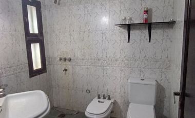 SE ALQUILA CASA  CON PILETA