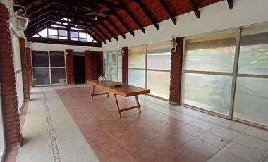 SE ALQUILA CASA  CON PILETA