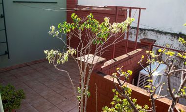 VENTA CASA  4 AMBIENTES SANTOS LUGARES