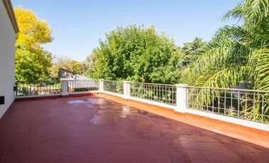 VENTA CASA 4 AMBIENTES C/ PARQUE