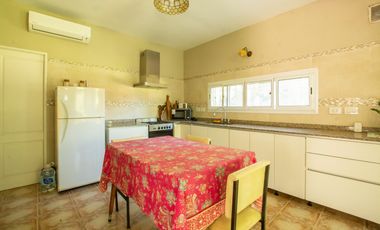 VENTA CASA 4 AMBIENTES C/ PARQUE