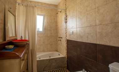 VENTA CASA 4 AMBIENTES C/ PARQUE