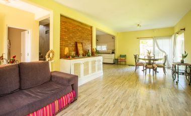 VENTA CASA 4 AMBIENTES C/ PARQUE