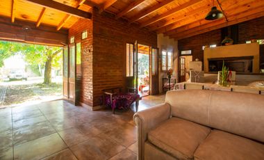 VENTA CASA 4 AMBIENTES C/ PARQUE