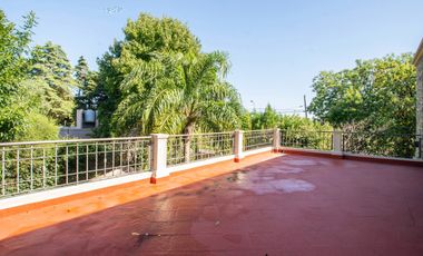 VENTA CASA 4 AMBIENTES C/ PARQUE