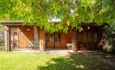 VENTA CASA 4 AMBIENTES C/ PARQUE
