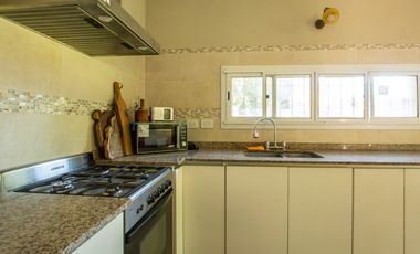 VENTA CASA 4 AMBIENTES C/ PARQUE