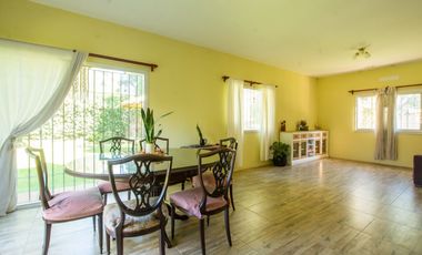 VENTA CASA 4 AMBIENTES C/ PARQUE