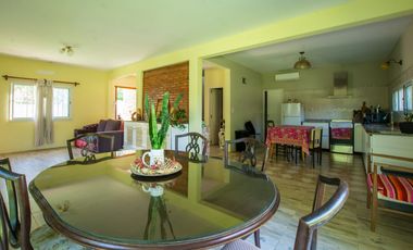 VENTA CASA 4 AMBIENTES C/ PARQUE