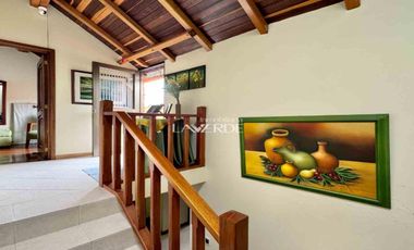 Casa de 3 Niveles en Venta en Chía-Terraza y Excelente Distribución